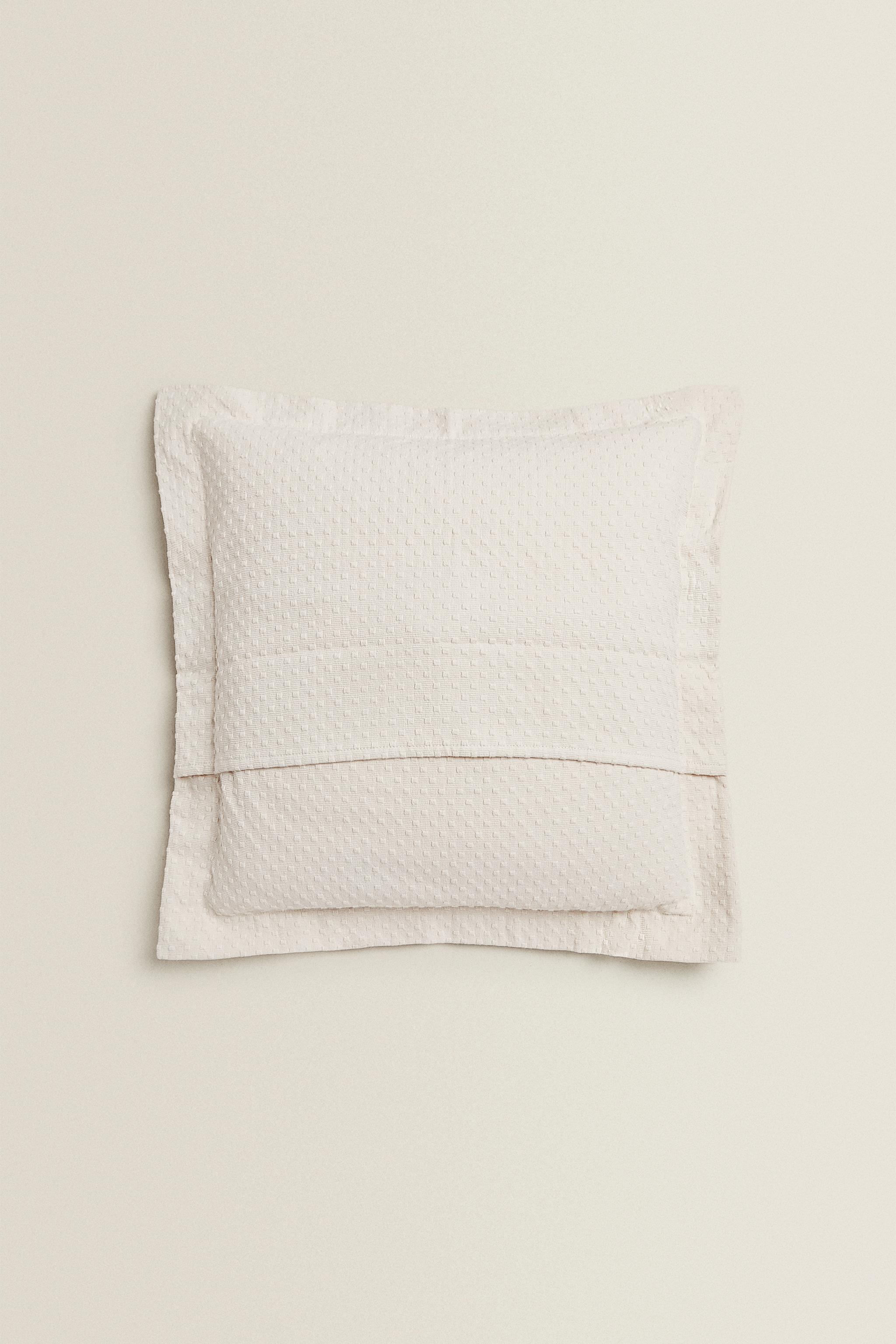 THROW PILLOW COVER WITH POLKA DOT DESIGN